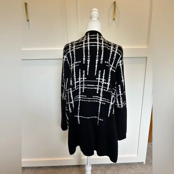 Womans blazer top. Black and white size 2xl. - Picture 2 of 4
